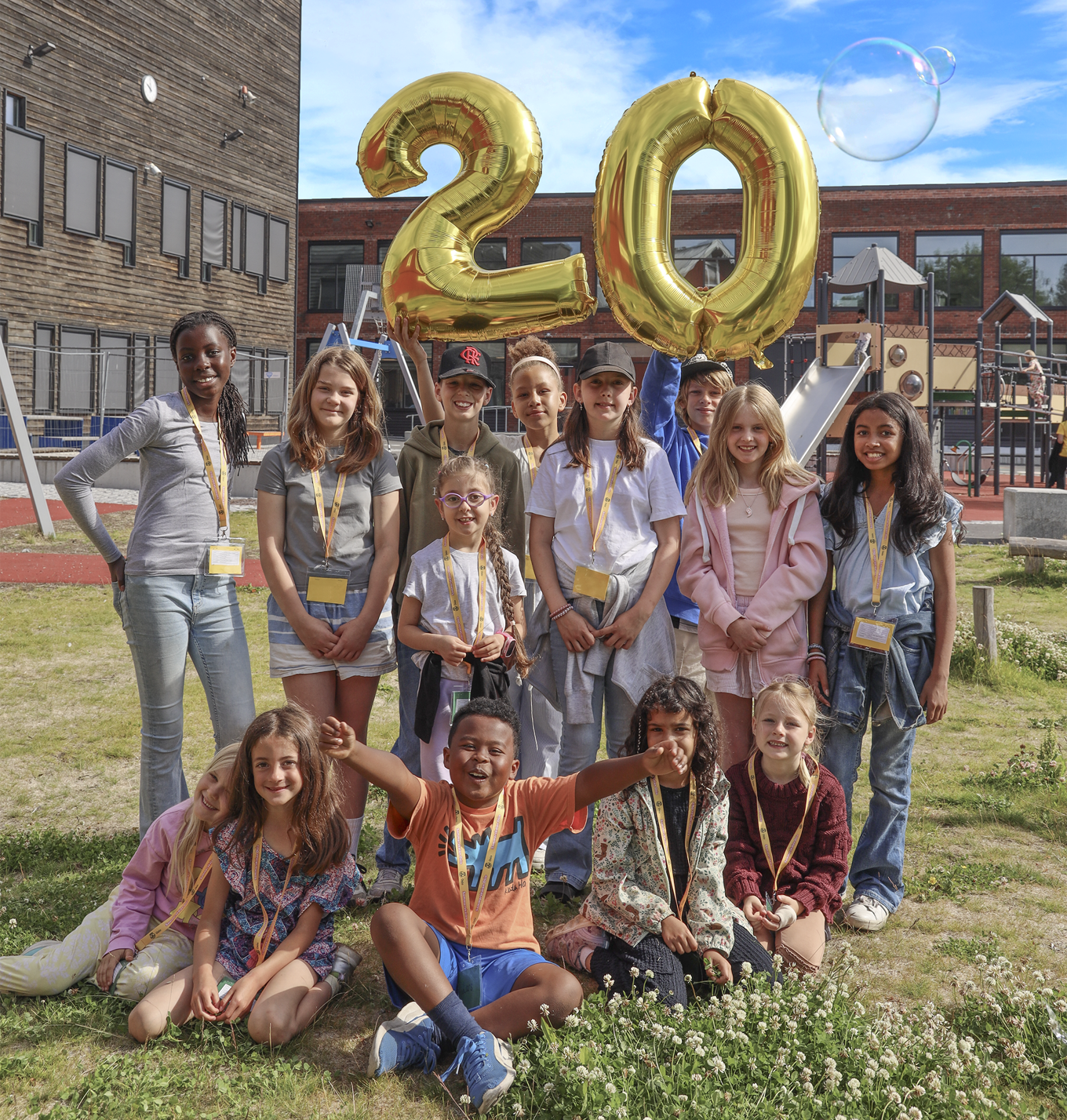 en gruppe elever i skolegården på en skole.