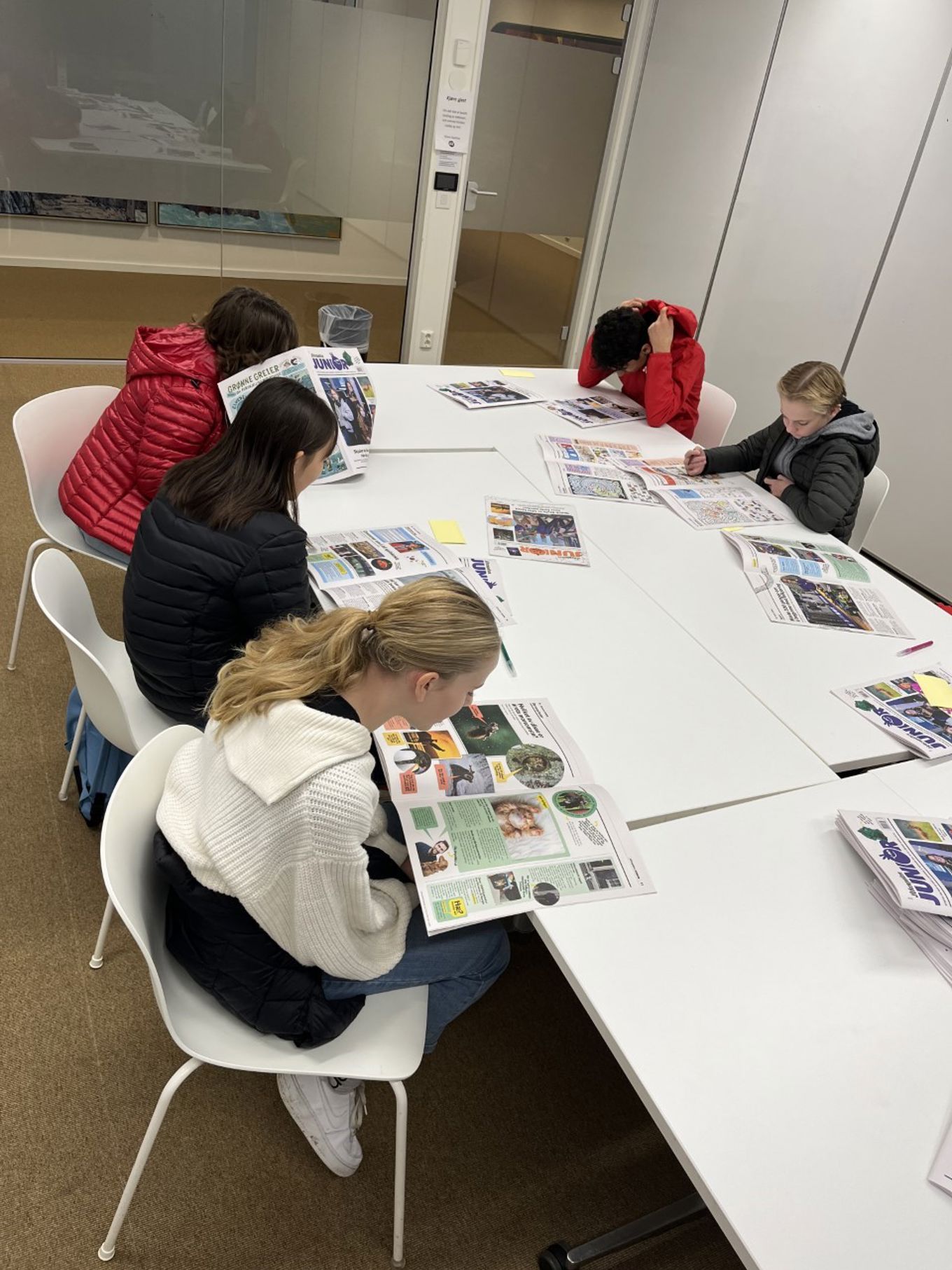 Elever som leser aviser