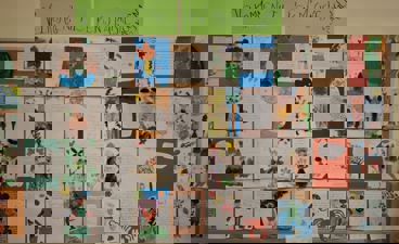 en vegg med plakater og papirer på