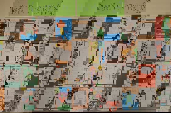 en vegg med plakater og papirer på