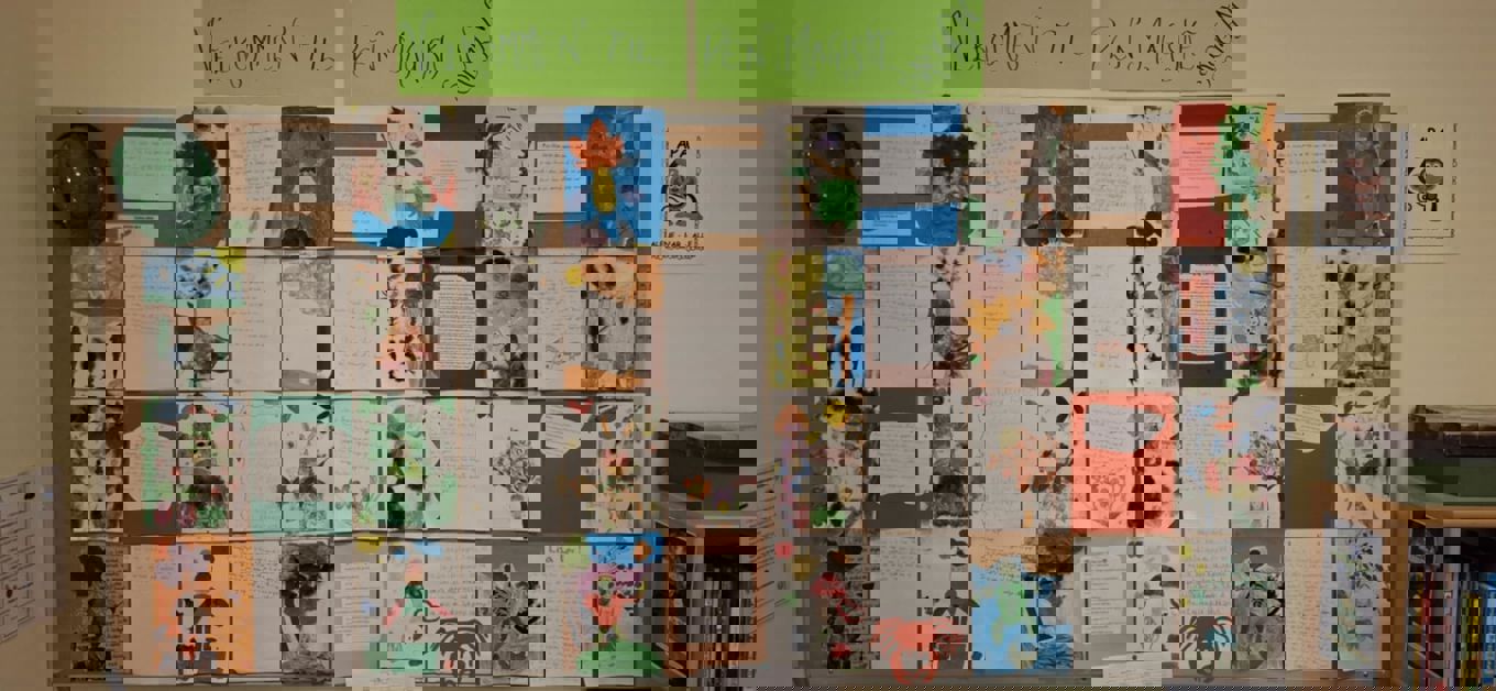 en vegg med plakater og papirer på