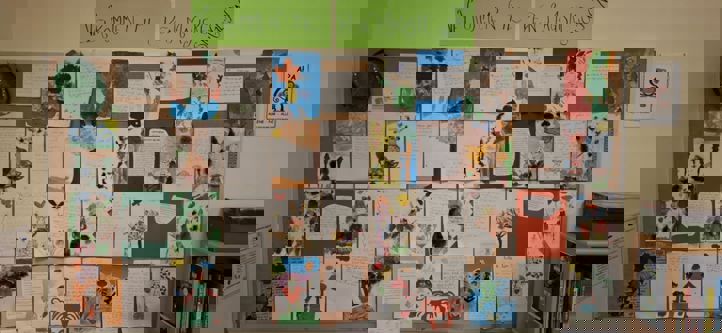 en vegg med plakater og papirer på