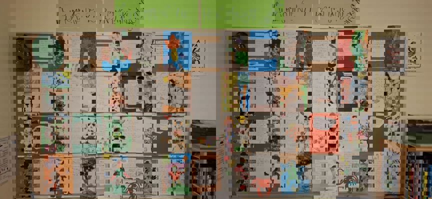 en vegg med plakater og papirer på