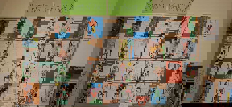 en vegg med plakater og papirer på