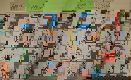 en vegg med plakater og papirer på en vegg med plakater og papirer på