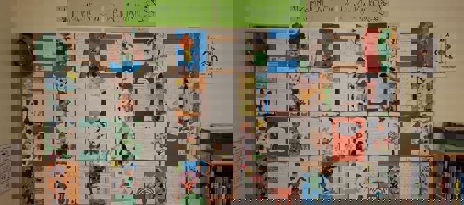 en vegg med plakater og papirer på en vegg med plakater og papirer på