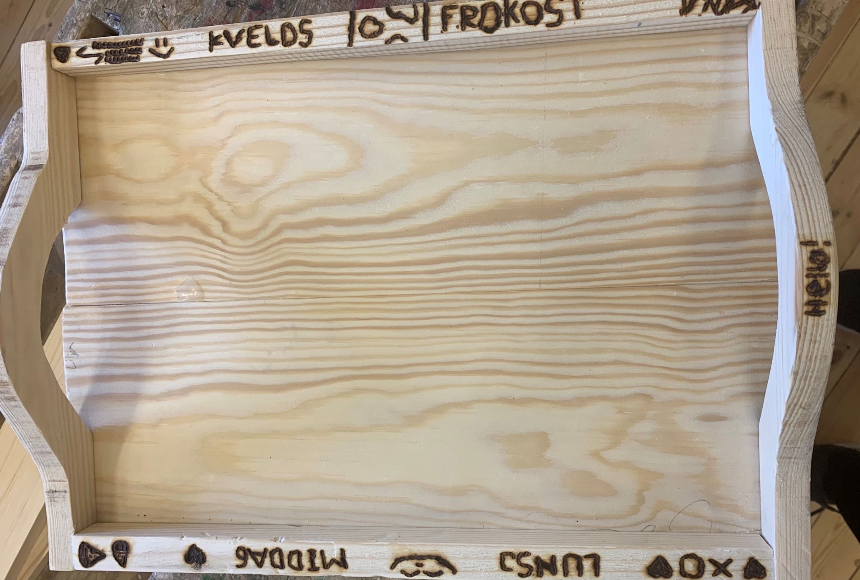 elevarbeid serveringsbrett