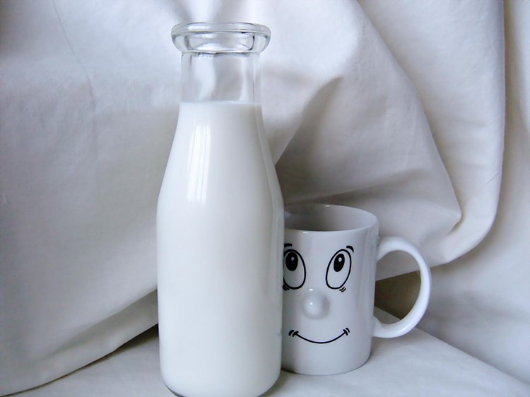melkeflaske og kopp