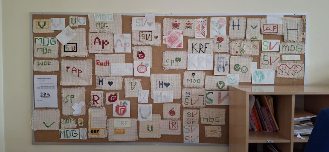 en vegg med mange papirpenger på