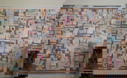 en vegg med mange papirpenger på en vegg med mange papirpenger på