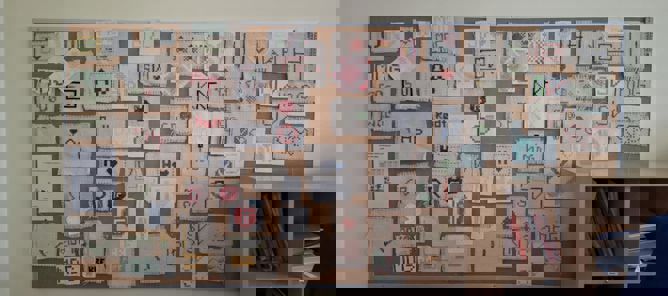 en vegg med mange papirpenger på en vegg med mange papirpenger på