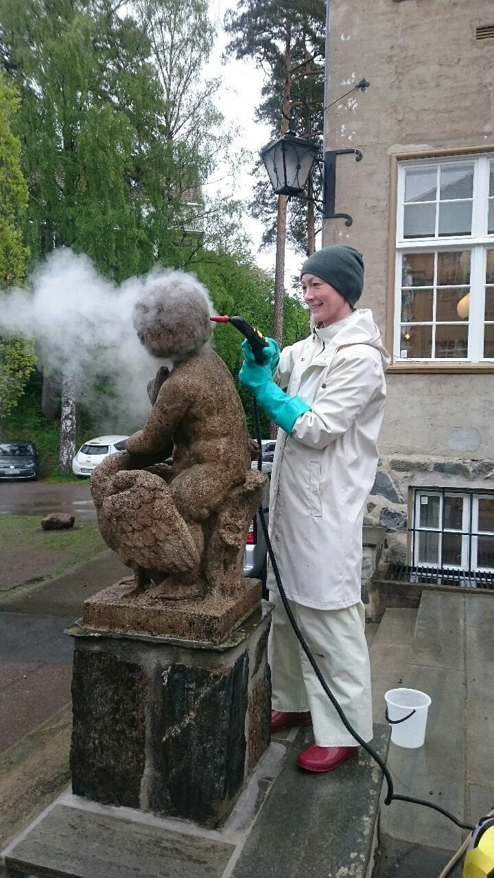 Foto: B.L. Bilde av statue som blir vasket